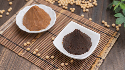 大豆と味噌｜日本の赤みそと米こうじ味噌　比較イメージ