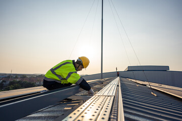 Naklejka premium Professional engineer work to maintenance of photovoltaic panel system. 