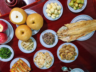 A prize with food dedicated to ancestors. The turn is the traditional Korean culture of preparing food on the morning of a holiday and bowing down to ancestors.