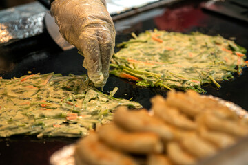 포장마차에서 파는 부추전 