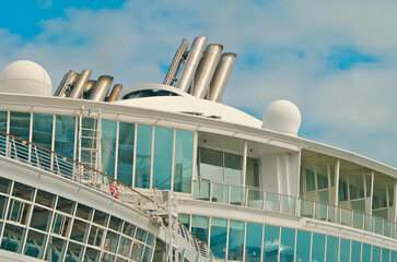 Grösstes Kreuzfahrtschiff der Welt - Largest biggest gigantic cruise ship cruiseship liner vessel in the world