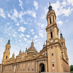 Fototapeta na wymiar Impressive basilica of the Virgen del Pillar in the tourist city of Zaragoza, Spain.