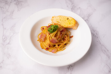 bacon spaghetti with garlic bread