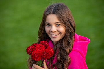Naklejka premium positive teenager girl with autumn flower bouquet. teenager girl with autumn bouquet