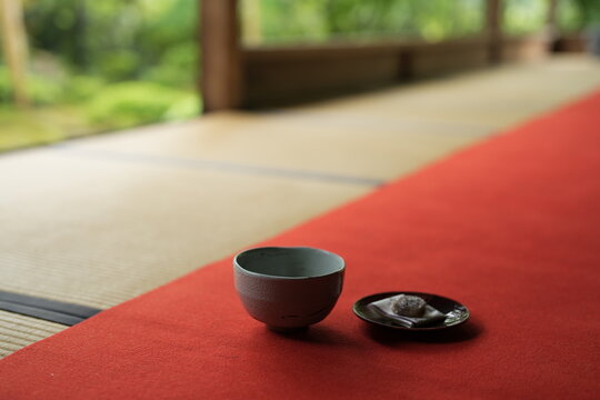 抹茶と和菓子、お寺と日本庭園