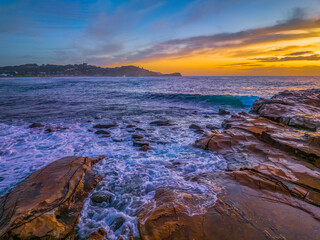 Obraz premium Sunrise at the seaside with high cloud