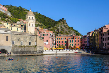 Fototapeta na wymiar Der Hafen von Vernazza, Italienische Riviera, Cinque Terre, Ligurien, Italien
