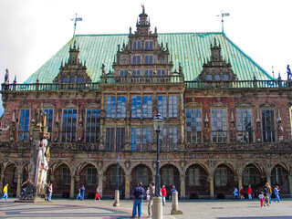 Obraz premium Cityscape at the old town of City of Bremen with Market Square, historic town hall and Roland statue on a blue cloudy summer day. Photo taken August 7th, 2005, Bremen, Germany. 