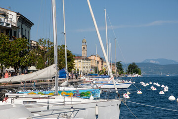 Fototapeta na wymiar Segelboote im Hafen von Salò, Gardasee, Provinz Brescia, Lombardei, Italien