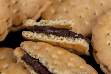 crispy cookies with chocolate filling between cookies