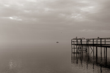 Obraz premium Misty winter day at the beach