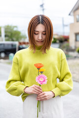 Fototapeta premium ガーベラを持つ女性 African daisy
