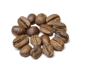 白背景の深煎りのコーヒー豆