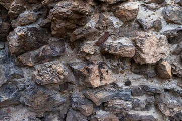 imagen detalle textura pared de piedras de distintos tamaños y formas, con las juntas de cemento 