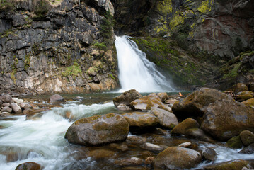 lunga esposizione acqua di una cascata delle dolomiti, una splendida cascata con del bel muschio...