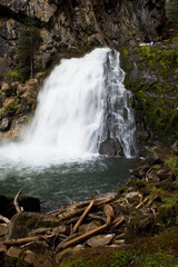 Fototapeta premium lunga esposizione acqua di una cascata delle dolomiti, una splendida cascata con del bel muschio verde di fianco, la bellezza dei panorami delle dolomiti.