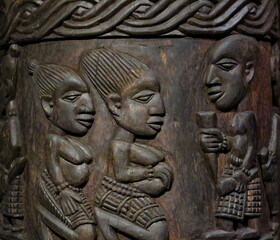 Fototapeta na wymiar Sculpture sur bois. Personnages africains.