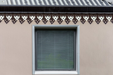 Fenêtre avec rideaux stores vénitiens 