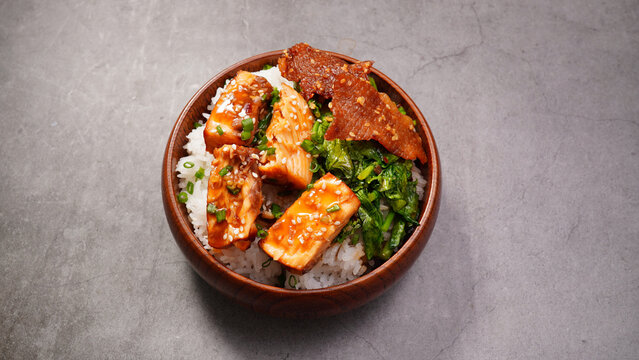 Grilled salmon (toriyaki sauce) and stir-fried vegetables in a brown wooden bowl.