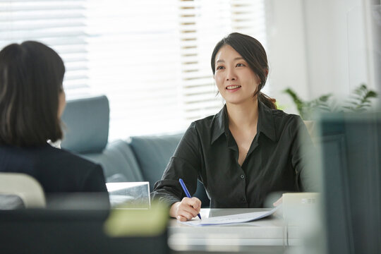 은행 직원에게 안내를 받고있는 손님 