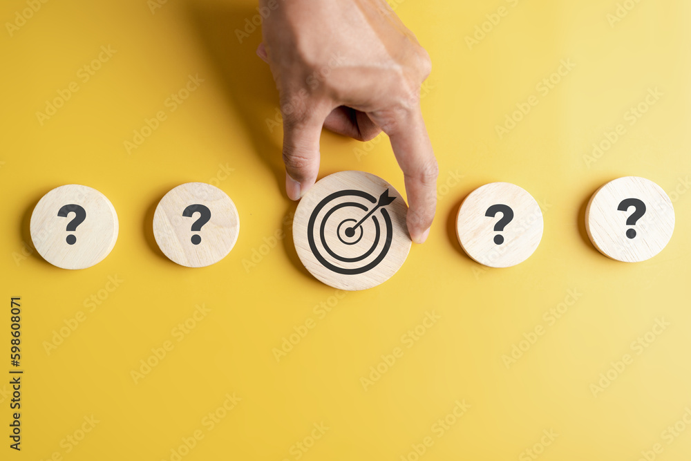 Aufkleber target solution target which among question icon, successful business and thinking solution strategy