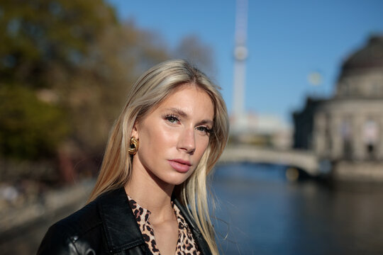 Wundersch&ouml;ne Frau im Leoparden Muster Kleid spazieren im Sommer an der Spree Berlin
