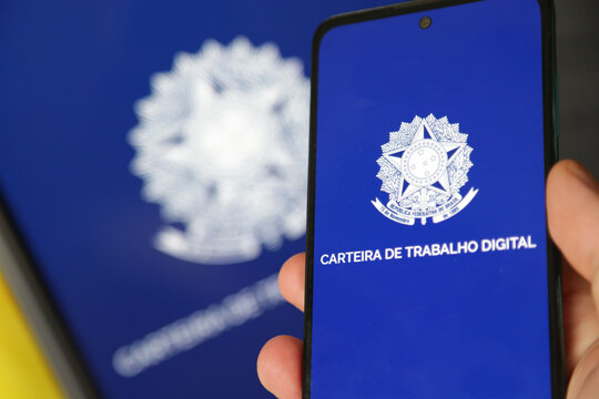 Ilustra&ccedil;&atilde;o do aplicativo Carteira de Trabalho Digital na tela de um celular.