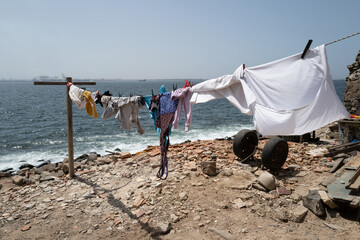 du linge sèche sur un fil tendu au bord de l'océan sur l'île de Gorée au large de Dakar au Sénégal en Afrique de l'Ouest © Pierre Laborde 