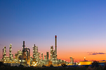 Plakat Twilight scene of tank oil refinery plant and tower column of Petrochemistry