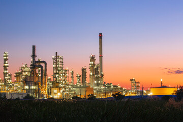 Fototapeta na wymiar Twilight scene of tank oil refinery plant and tower column of Petrochemistry