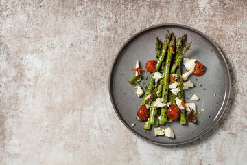 Grilled asparagus with goat cheese and tomatoes