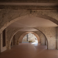 Sous les arcades du village médiéval de Puymirol (Lot-et-Garonne)