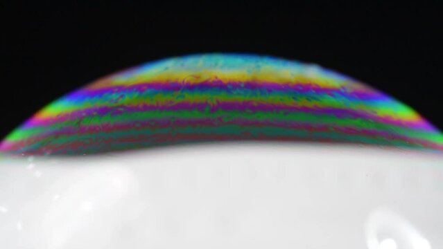 splendidi effetti che si creano sulla superficie delle bolle di sapone illuminate