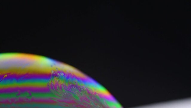 splendidi effetti che si creano sulla superficie delle bolle di sapone illuminate