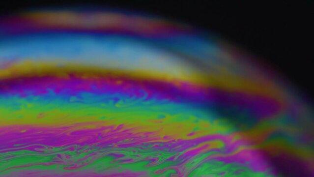 splendidi effetti che si creano sulla superficie delle bolle di sapone illuminate