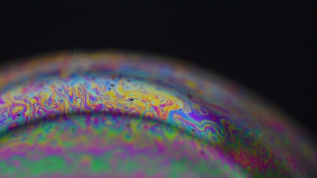 splendidi effetti che si creano sulla superficie delle bolle di sapone illuminate