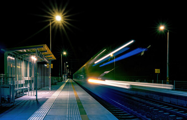 peron stacja nocą