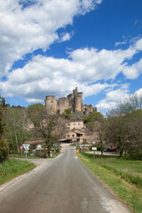 Route conduisant au château de Bonaguil dans le Lot-et-Garonne
