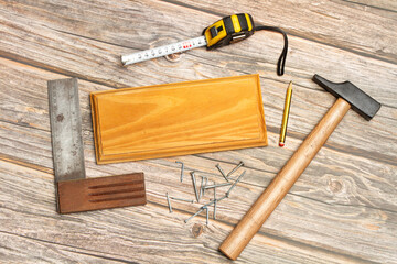Herramientas de carpintero, madera, martillo, cinta métrica, lápiz, clavos, tornillos, escuadra...