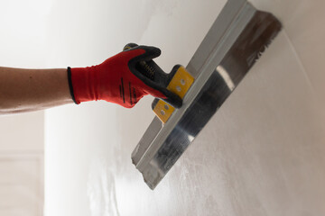 Preparing walls for painting - leveling with putty