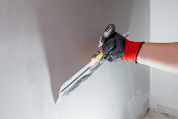 Preparing walls for painting - leveling with putty