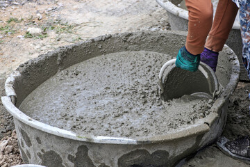 Workers use ready-mixed concrete cans for construction work.