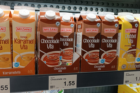 Tetrapack von Milsani mit Schokoladenpudding in einem Supermarkt in Holland