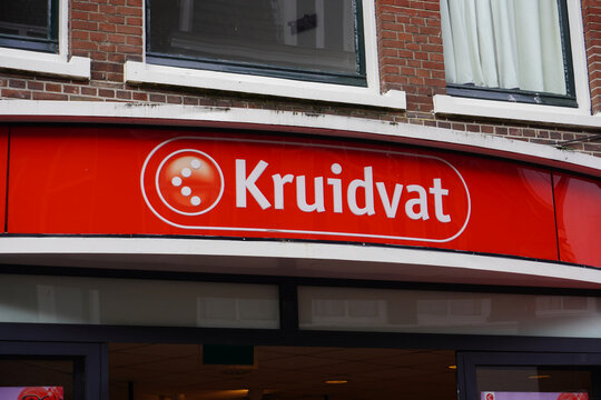 roten Schildes mit Logo Schriftzug der niederländischen Drogerie Kruidvat über dem Ladeneingang