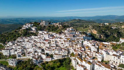 Fototapeta premium vista del bonito pueblo blanco de Casares en la provincia de Málaga, Andalucía 