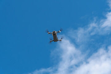 Naklejka na ściany i meble Vue d'un drone en vol dans le ciel. Vue du sol.