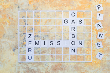 Mots croisés avec les mots Planète, Zéro, Gaz, Emission, Carbone. Concept d'écologie sur une...