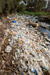 la pollution par des pratiques sur le rivage africain à Dakar au Sénégal