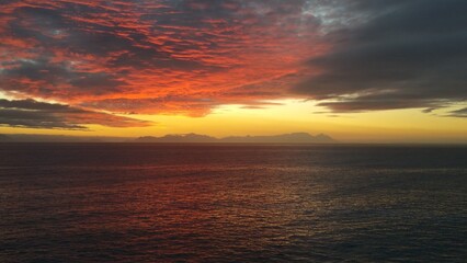 Obraz premium Sunset Over Table Mountain from Pringle Bay, South Africa