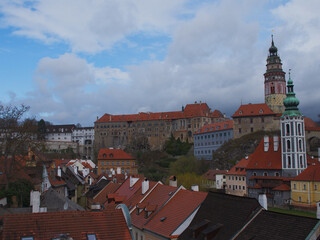 Obraz premium Český Krumlov è una città della Repubblica Ceca cresciuta attorno a un castello gotico e vicino al fiume Moldava